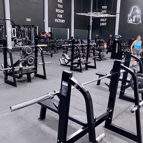 Gimnasio equipado con máquinas OpenGym